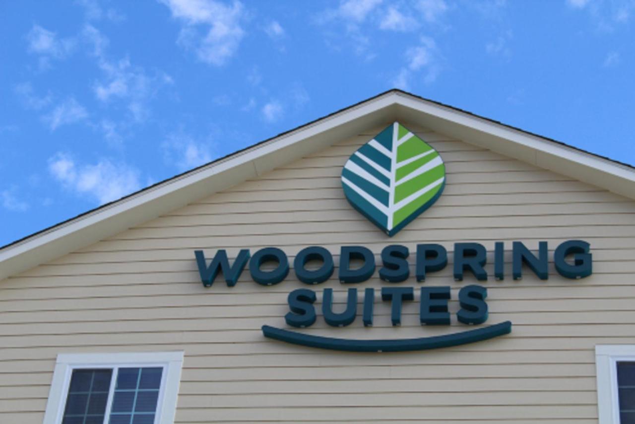 Woodspring Suites Конро Екстериор снимка