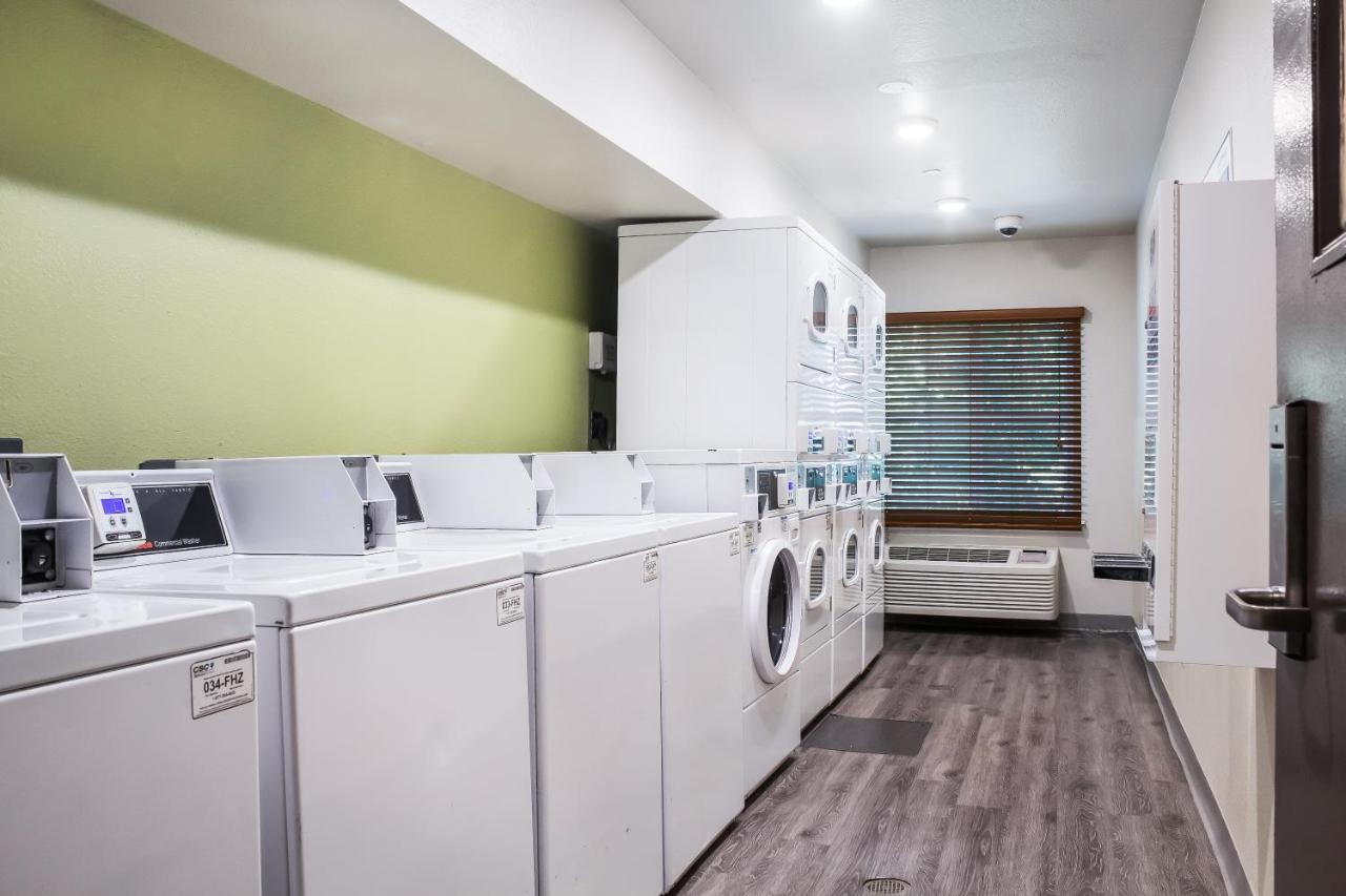 Woodspring Suites Конро Екстериор снимка