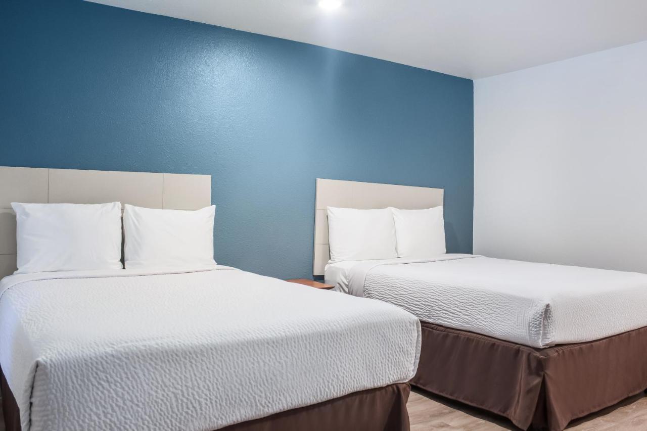 Woodspring Suites Конро Екстериор снимка