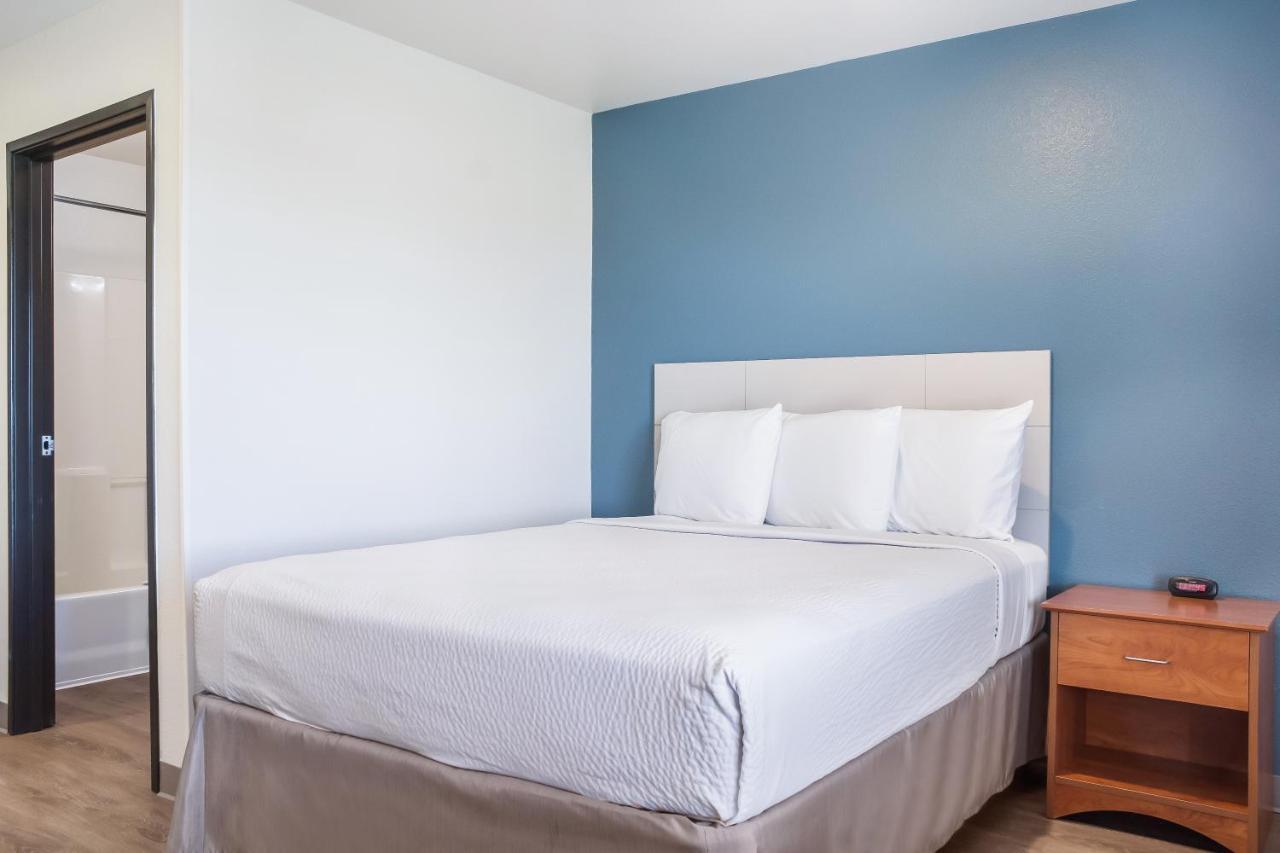 Woodspring Suites Конро Екстериор снимка