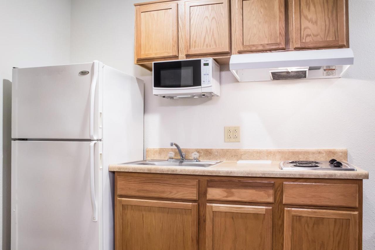 Woodspring Suites Конро Екстериор снимка