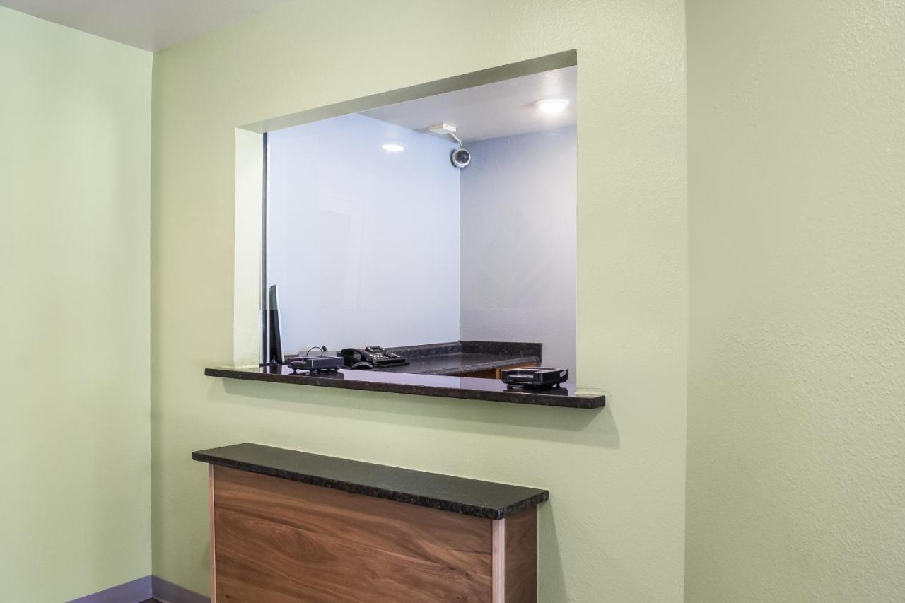 Woodspring Suites Конро Екстериор снимка