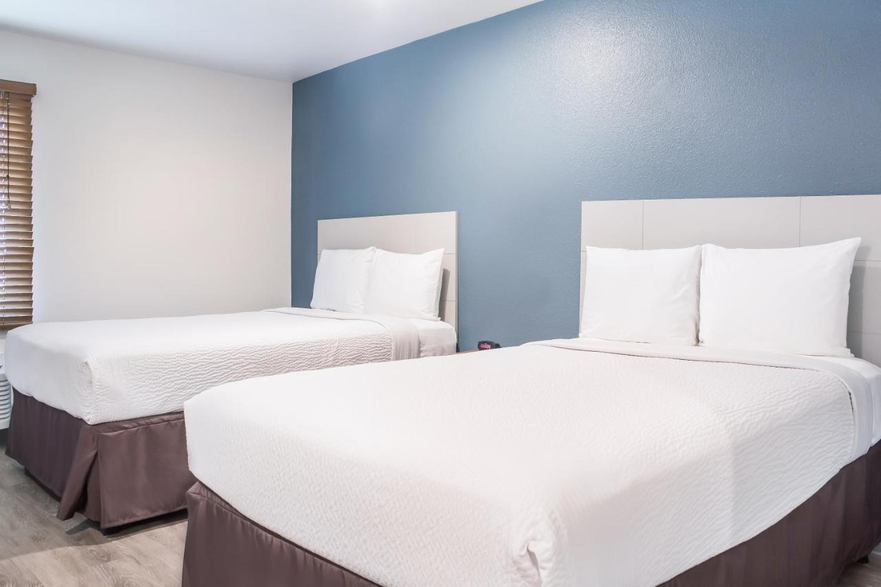 Woodspring Suites Конро Екстериор снимка