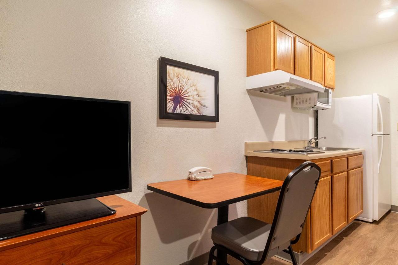 Woodspring Suites Конро Екстериор снимка