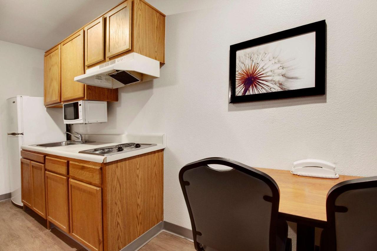Woodspring Suites Конро Екстериор снимка