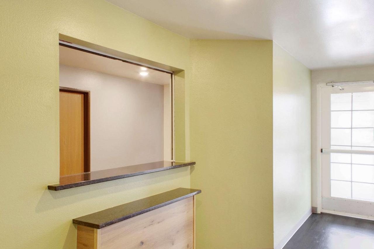 Woodspring Suites Конро Екстериор снимка