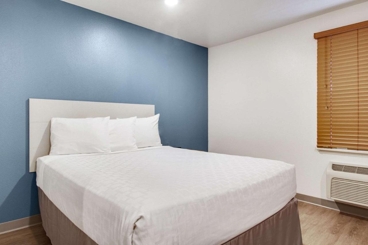 Woodspring Suites Конро Екстериор снимка