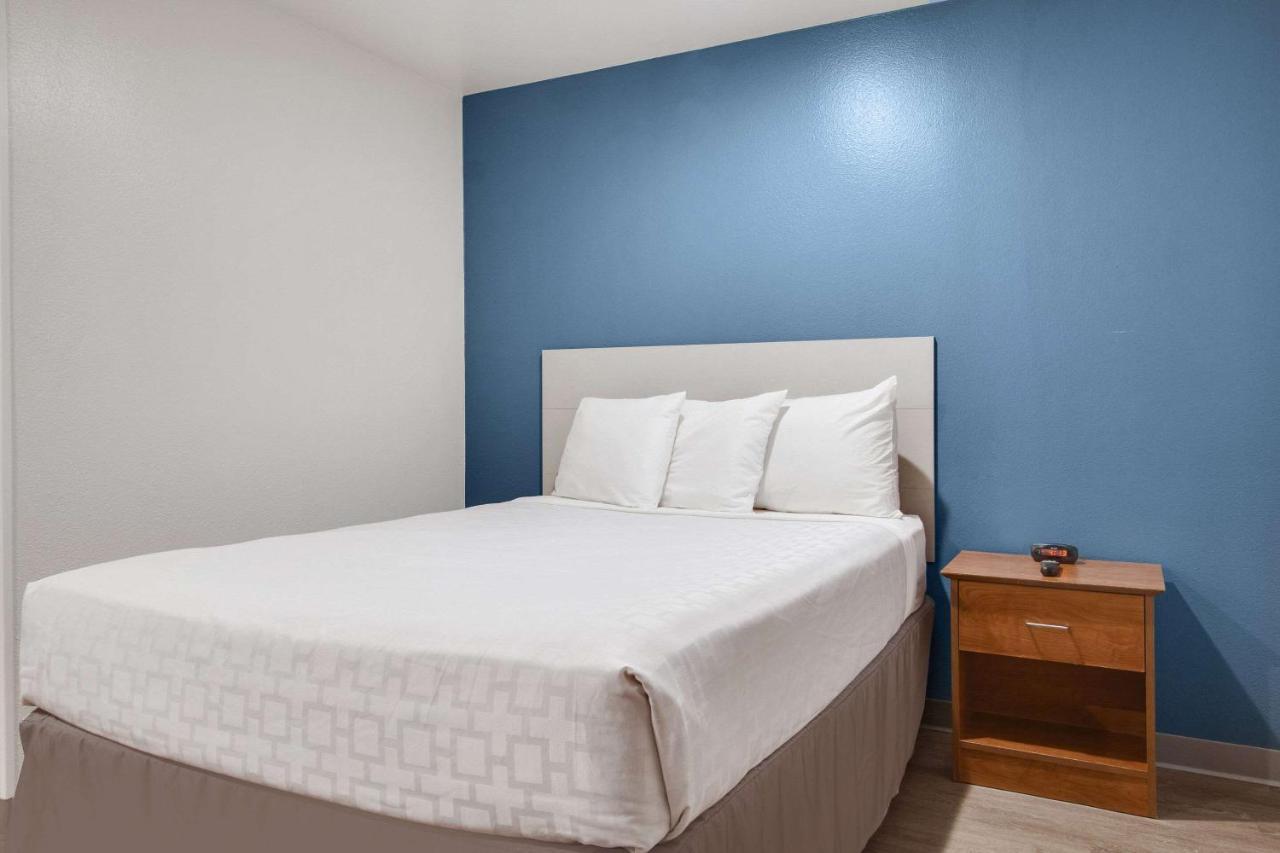 Woodspring Suites Конро Екстериор снимка
