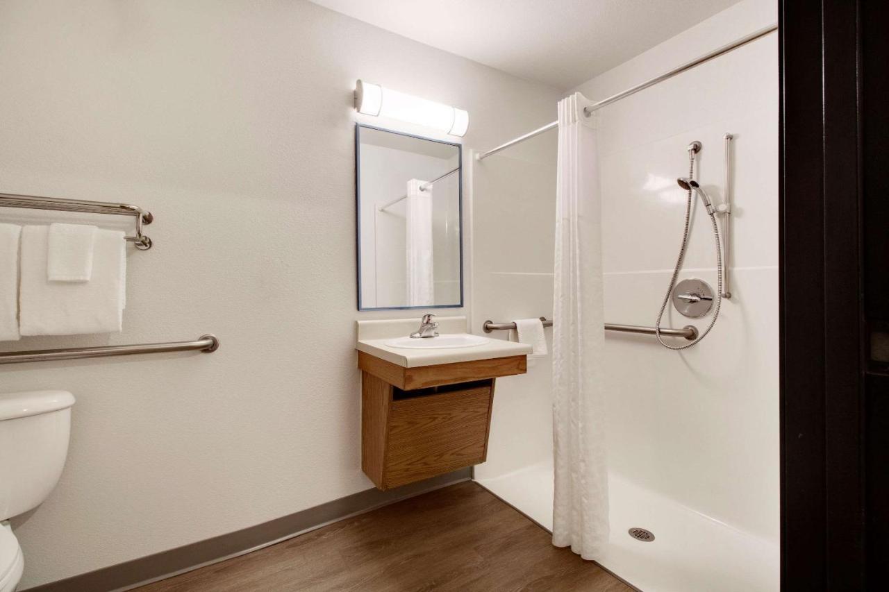 Woodspring Suites Конро Екстериор снимка