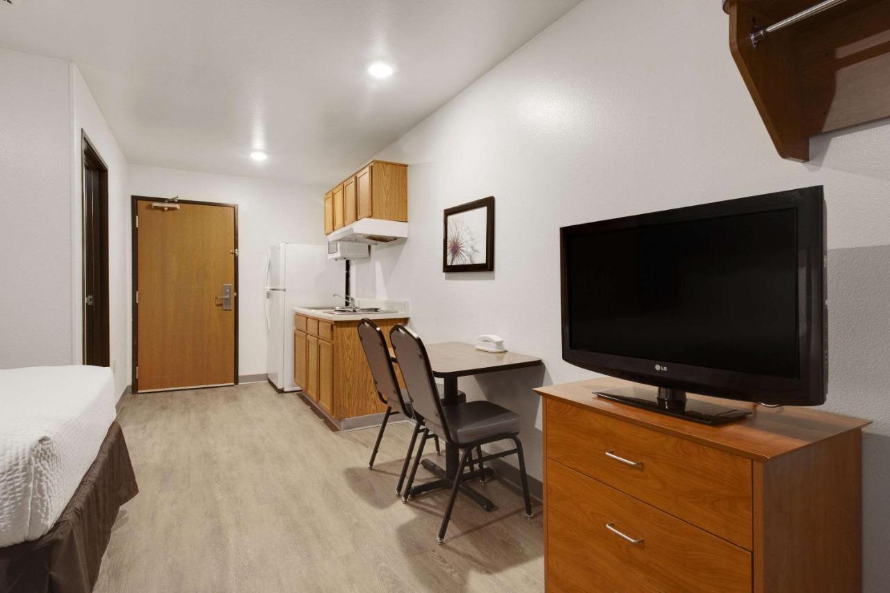 Woodspring Suites Конро Екстериор снимка
