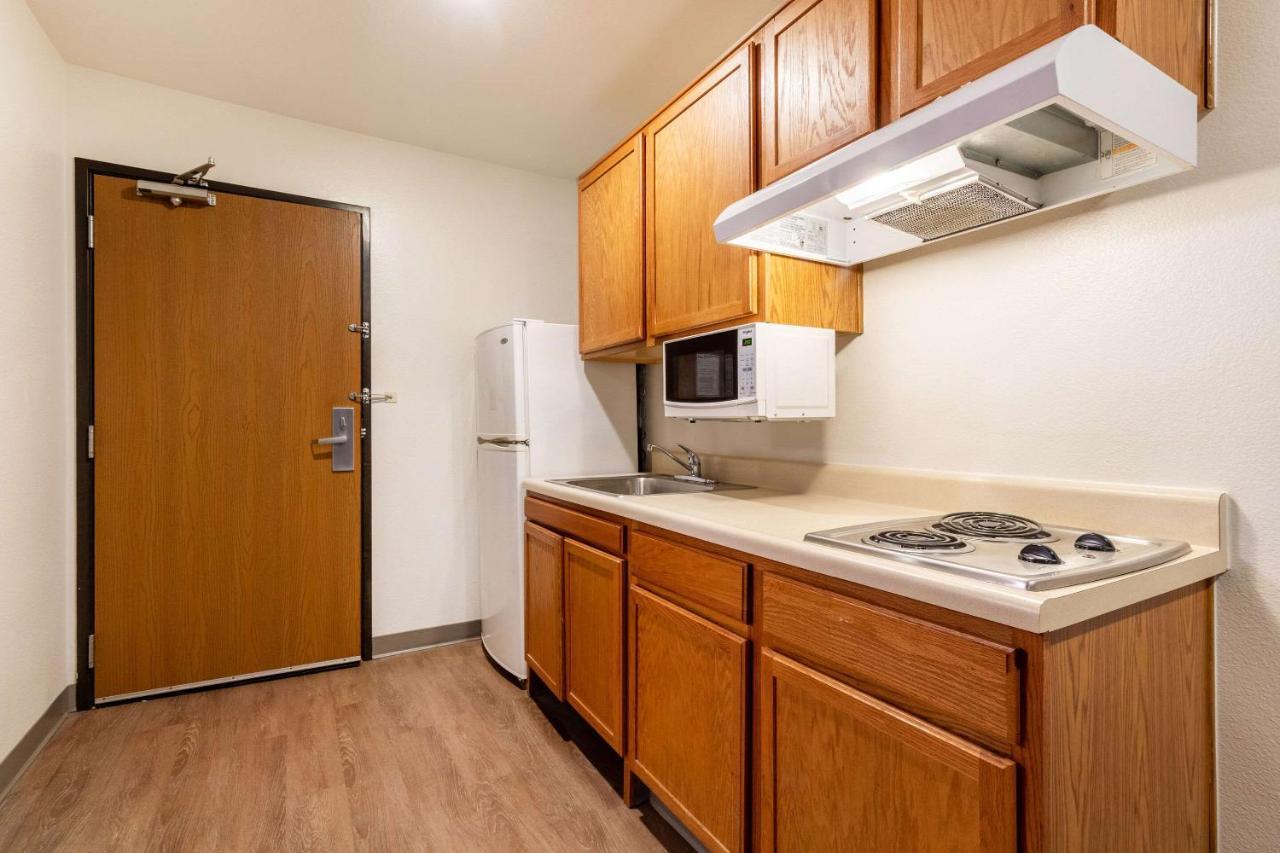 Woodspring Suites Конро Екстериор снимка