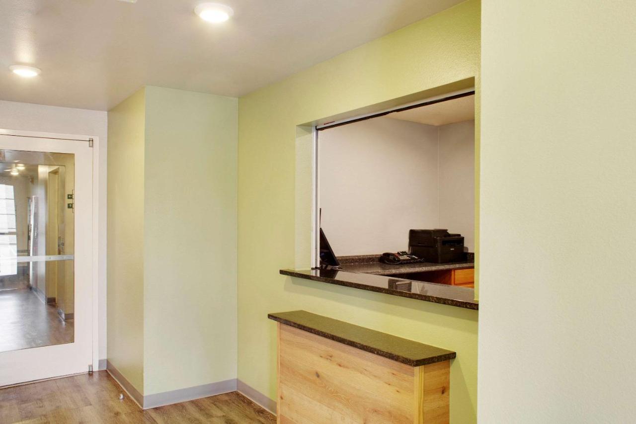 Woodspring Suites Конро Екстериор снимка
