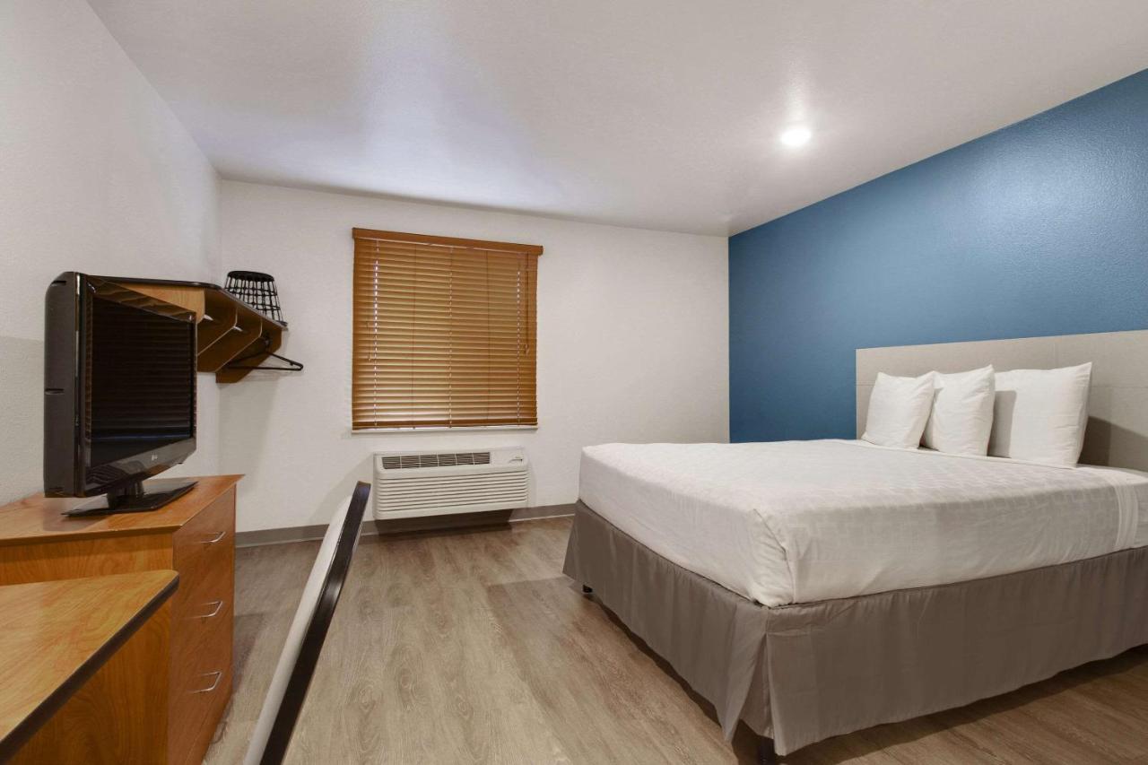 Woodspring Suites Конро Екстериор снимка
