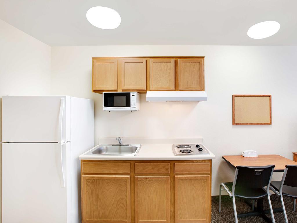 Woodspring Suites Конро Екстериор снимка