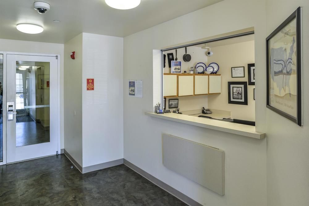 Woodspring Suites Конро Екстериор снимка