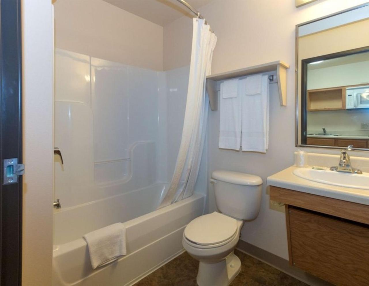 Woodspring Suites Конро Екстериор снимка